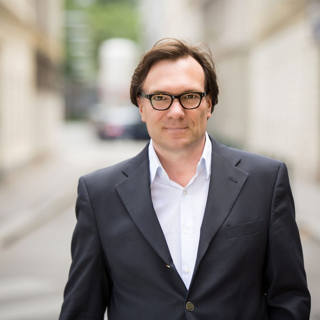 Josef Stefan Polke Abbildung von Stefan Polke mit Brille, Anzug und Hemd.