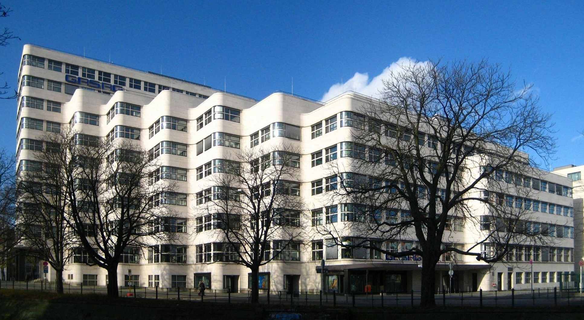 Gewerbe-Park Ein mehrreihiger Häuserkomplex vor blauen Himmel.