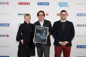 Architektin DI Marai Peer, Stefan Polke mit der IMMY-Gewinnerurkunde, die Stefan Polke in den Händen hält.